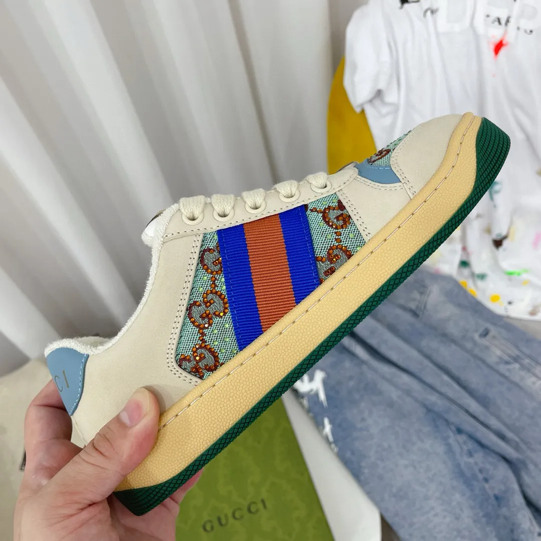 Factory price: 580💰 GUCCI Gucci's newly upgraded back cover lining, top-notch old dirty shoes, classic casual sports shoes for couples, retro sneakers and old G family dirty shoes, updated at the counter simultaneously! ①The shoe upper has the same water-based edge coating process as the original version⚠️The ordinary oil edges on the market have a strong glue feel and are easy to fall off! Grade A first-layer nubuck leather (with pores)/matching computer embroidered double G cloth, high-density terry velvet lining. ② A PVC transparent small round mark sealing line is added to the details of the midsole. The mold is opened six times and the jewelry craftsmanship is used to customize the two-color double G buckle, striving to be the same as the original version. A pair of buttons is more than three times more expensive than ordinary buckles on the market. ③An old two-color washable label, the chip is placed on the outer waist of the right foot, the entire shoe is completely hollowed out with rubber technology, TUP material (rubber to distinguish the market) with the latest green packaging from the counter, 3D printed handbag, and a pair of shoelaces. There is no pressure when entering and exiting the counter. You can buy a 1:1 accurate replica of the original version and modify and upgrade it repeatedly. The details are perfectly restored, the materials are all customized, and they are truly top-notch. Please look at the details clearly to identify the quality. Upper: First-layer frosted cowhide/embroidered double G cloth. Lining: original high-density velvet lining. Foot pads: original pearlescent sheepskin. Outsole: private molded vacuum TPU material. Packaging: original top-grade full set packaging at the counter. Shoe size: women's size 35-40, men's size 39-44 (men's size 38, 45🉑️customized, non-returnable)
